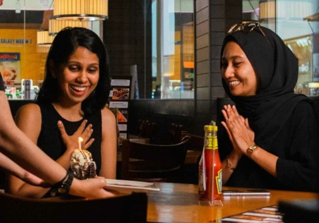 TGI Fridays casual dining – cozy, American-style bar & grill ambiance