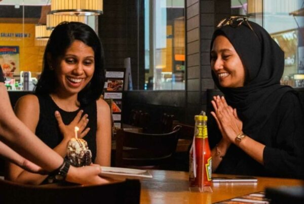 TGI Fridays casual dining – cozy, American-style bar & grill ambiance