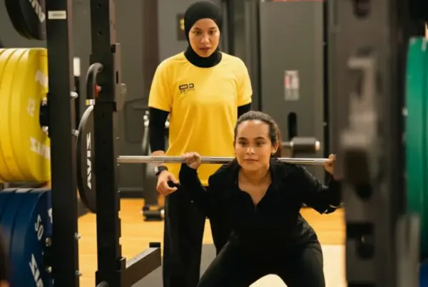 Woman doing a backsquat, strength training with Personal Trainer